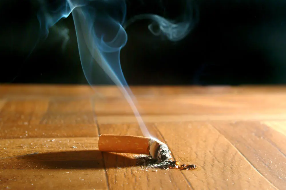 Zigarette auf dem Fussboden
