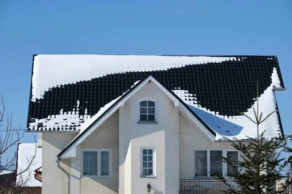 Schneebedeckte Hausfassade