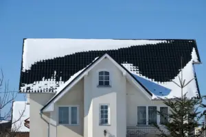Schneebedeckte Hausfassade