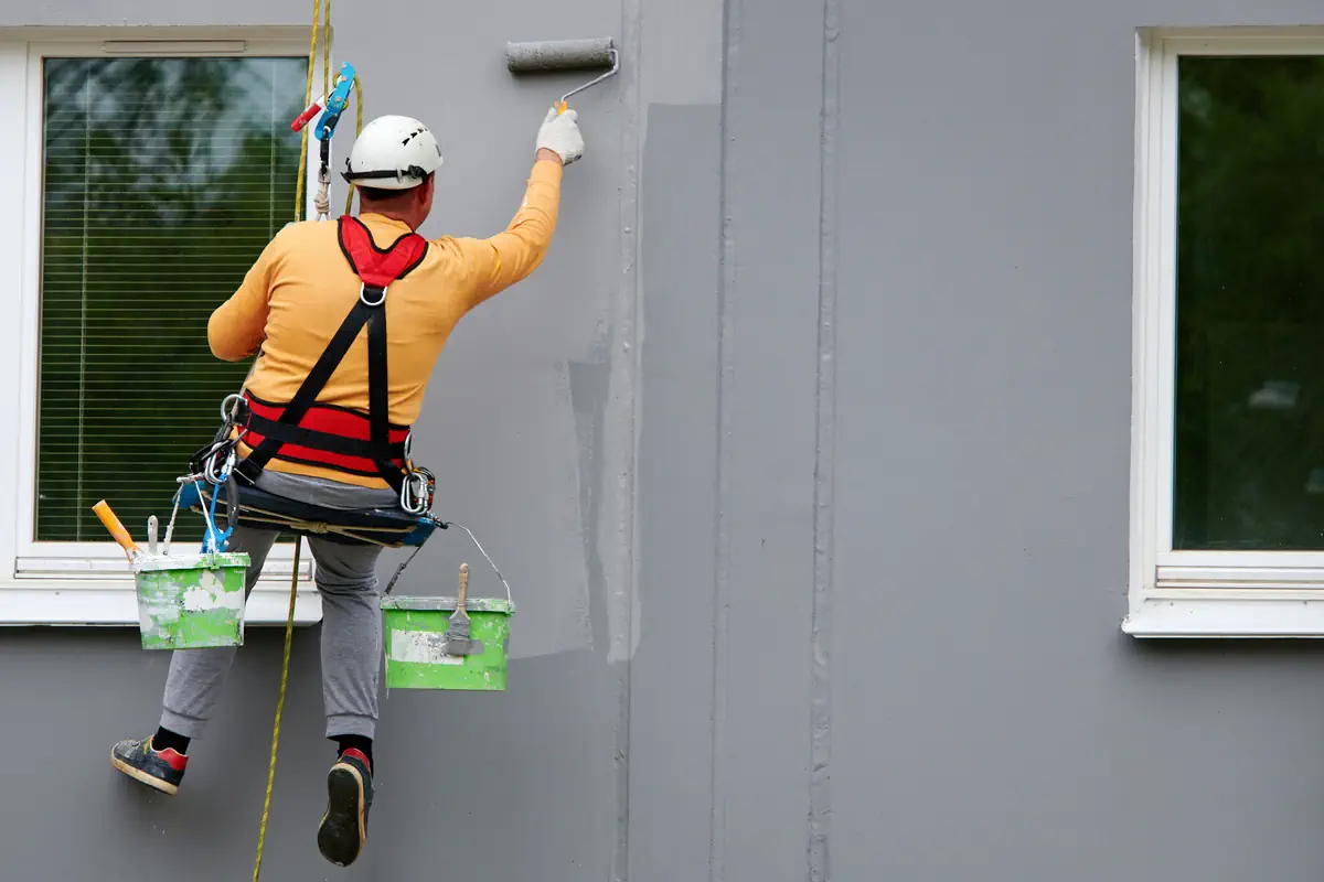 Facharbeiter streicht Aussenfassade