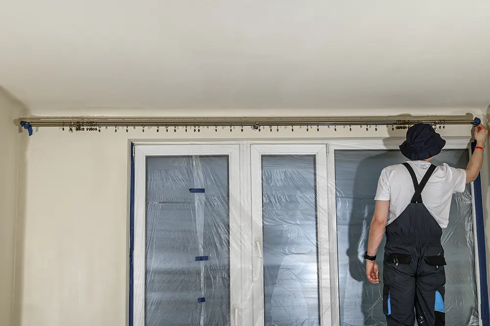 Mann bessert die Ecken aus