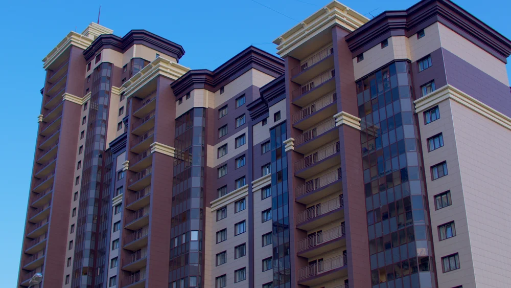 Renovierungsarbeiten_ To-Do-Liste Hausfassade in praller Sommersonne