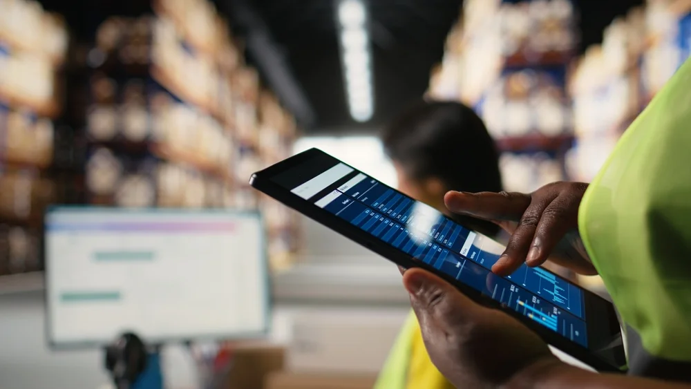 Professioneller Handwerker, der Tapeten entfernt Reflektierende Schutzschicht gegen Infrarotstrahlung